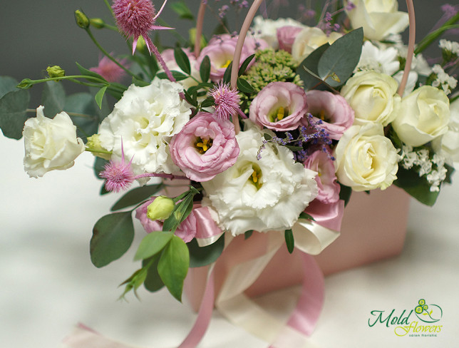Сумочка розовая с розами, эустомой и хризантемой Фото